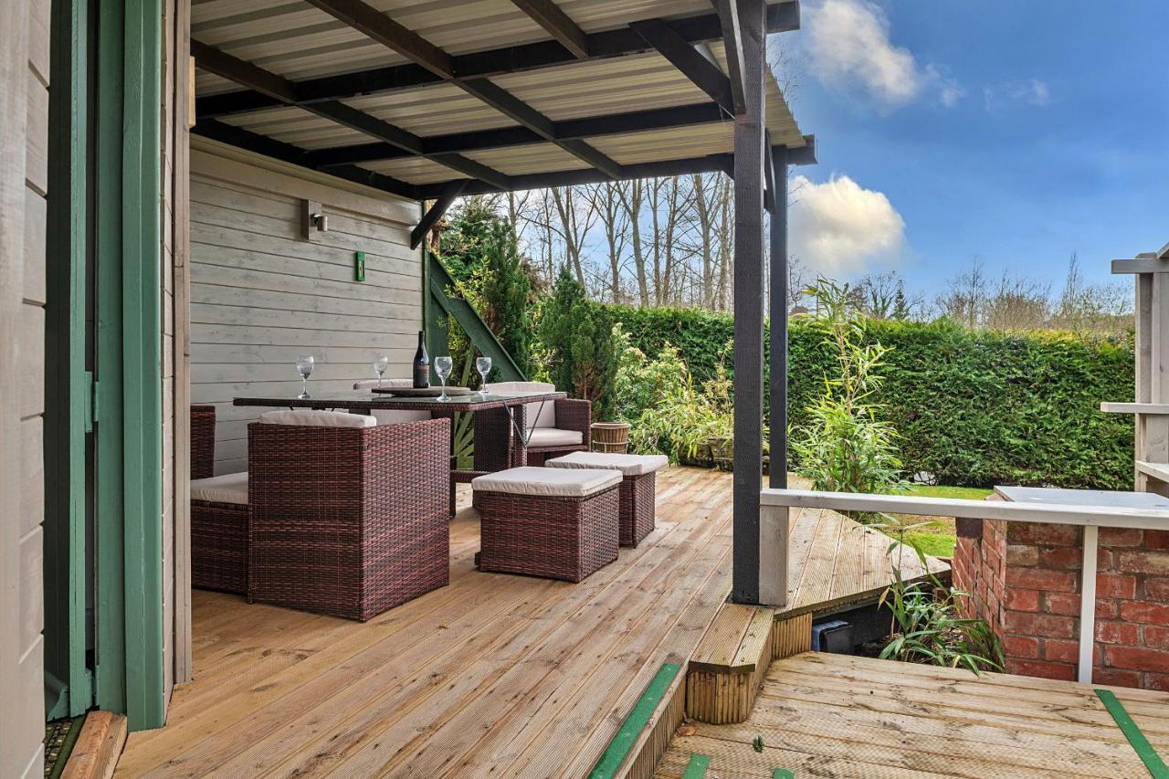 Finest Retreats - Garden Lodge เครเวนอาร์มส ภายนอก รูปภาพ
